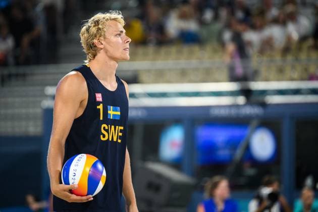240810 David Ahman of Sweden ahead of men s beach volleyball final between Sweden and Germany during day 15 of the Paris 2024 Olympic Games on August 10, 2024 in Paris Photo Ludvig Thunman BILDBYRAN kod LT LT0671 beachvolleyboll beach volleyball sandvolleyball olympic games olympics os ol olympiska spel olympiske leker paris 2024 paris os paris ol 15 bbeng final os final olympic final  Copyright: LUDVIGxTHUNMAN BB240810LT154
