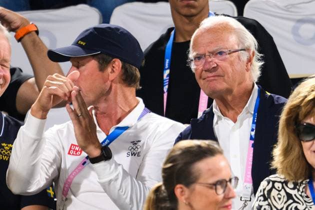 240810 King Carl XVI Gustaf of Sweden in the stands ahead of men s beach volleyball final between Sweden and Germany during day 15 of the Paris 2024 Olympic Games on August 10, 2024 in Paris Photo Ludvig Thunman BILDBYRAN kod LT LT0671 beachvolleyboll beach volleyball sandvolleyball olympic games olympics os ol olympiska spel olympiske leker paris 2024 paris os paris ol 15 bbeng final os final olympic final  Copyright: LUDVIGxTHUNMAN BB240810LT155