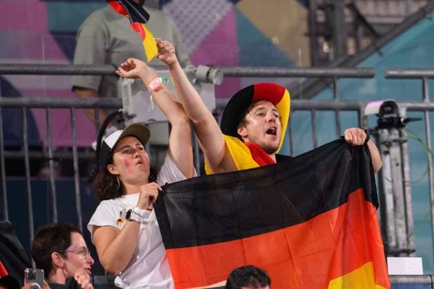 240810 Fans of Germany ahed of men s beach volleyball final between Sweden and Germany during day 15 of the Paris 2024 Olympic Games on August 10, 2024 in Paris Photo Ludvig Thunman BILDBYRAN code LT LT0671 beachvolleyboll beach volleyball sandvolleyball olympic games olympics os ol olympiska spel olympiske leker paris 2024 paris os paris ol 15 bbeng final os final olympic final publik  Copyright: LUDVIGxTHUNMAN BB240810LT160