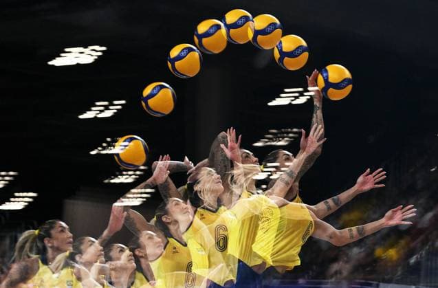 (240810) -- PARIS, Aug. 10, 2024 -- This multi-exposure photo shows Thaisa Daher de Menezes of Brazil serving during volleyball women s bronze medal match between Brazil and T¨¹rkiye at Paris 2024 Olympic Games, Olympische Spiele, Olympia, OS in Paris, France, on Aug. 10, 2024. ) (PARIS2024) FRANCE-PARIS-OLY-VOLLEYBALL LiuxDawei 