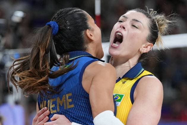 (240810) -- PARIS, Aug. 10, 2024 -- Nyeme Victoria Alexandre Costa Nunes (L) of Brazil celebrates with teammate Rosamaria Montibeller after scoring during volleyball women s bronze medal match between Brazil and T¨¹rkiye at Paris 2024 Olympic Games, Olympische Spiele, Olympia, OS in Paris, France, on Aug. 10, 2024. ) (PARIS2024) FRANCE-PARIS-OLY-VOLLEYBALL JuxHuanzong 