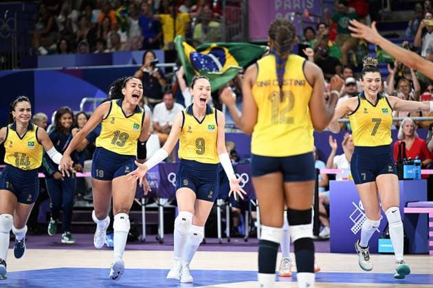 (240810) -- PARIS, Aug. 10, 2024 -- Players of Brazil celebrate after volleyball women s bronze medal match between Brazil and T¨¹rkiye at Paris 2024 Olympic Games, Olympische Spiele, Olympia, OS in Paris, France, on Aug. 10, 2024. ) (PARIS2024) FRANCE-PARIS-OLY-VOLLEYBALL LiuxDawei 