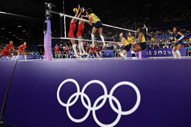 (240810) -- PARIS, Aug. 10, 2024 -- Gabriela Braga Guimaraes of Brazil has a quick kill during volleyball women s bronze medal match between Brazil and T¨¹rkiye at Paris 2024 Olympic Games, Olympische Spiele, Olympia, OS in Paris, France, on Aug. 10, 2024. ) (PARIS2024) FRANCE-PARIS-OLY-VOLLEYBALL LiuxDawei 