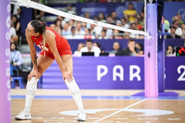 (240810) -- PARIS, Aug. 10, 2024 -- Asli Kalac of T¨¹rkiye competes during volleyball women s bronze medal match between Brazil and T¨¹rkiye at Paris 2024 Olympic Games, Olympische Spiele, Olympia, OS in Paris, France, on Aug. 10, 2024. ) (PARIS2024) FRANCE-PARIS-OLY-VOLLEYBALL LiuxDawei 