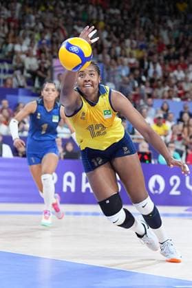 (240810) -- PARIS, Aug. 10, 2024 -- Ana Cristina Menezes Oliveira de Souza (front) of Brazil makes a save during volleyball women s bronze medal match between Brazil and T¨¹rkiye at Paris 2024 Olympic Games, Olympische Spiele, Olympia, OS in Paris, France, on Aug. 10, 2024. ) (PARIS2024) FRANCE-PARIS-OLY-VOLLEYBALL JuxHuanzong 
