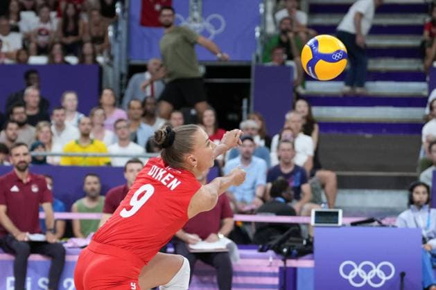 (240810) -- PARIS, Aug. 10, 2024 -- Meliha Diken of T¨¹rkiye competes during volleyball women s bronze medal match between Brazil and T¨¹rkiye at Paris 2024 Olympic Games, Olympische Spiele, Olympia, OS in Paris, France, on Aug. 10, 2024. ) (PARIS2024) FRANCE-PARIS-OLY-VOLLEYBALL JuxHuanzong 
