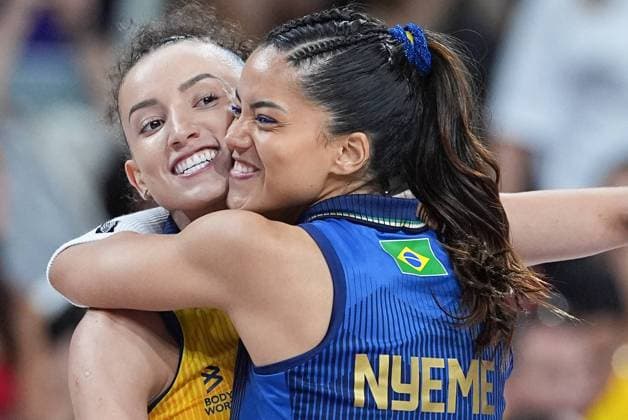 (240810) -- PARIS, Aug. 10, 2024 -- Gabriela Braga Guimaraes (L) of Brazil celebrates with teammate Nyeme Victoria Alexandre Costa Nunes after scoring during volleyball women s bronze medal match between Brazil and T¨¹rkiye at Paris 2024 Olympic Games, Olympische Spiele, Olympia, OS in Paris, France, on Aug. 10, 2024. ) (PARIS2024) FRANCE-PARIS-OLY-VOLLEYBALL JuxHuanzong 