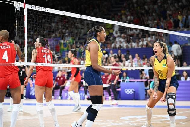 (240810) -- PARIS, Aug. 10, 2024 -- Thaisa Daher de Menezes (1st R) of Brazil celebrates with teammate Ana Cristina Menezes Oliveira de Souza after scoring during volleyball women s bronze medal match between Brazil and T¨¹rkiye at Paris 2024 Olympic Games, Olympische Spiele, Olympia, OS in Paris, France, on Aug. 10, 2024. ) (PARIS2024) FRANCE-PARIS-OLY-VOLLEYBALL LiuxDawei 