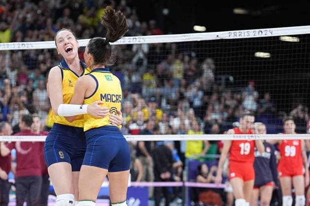 (240810) -- PARIS, Aug. 10, 2024 -- Roberta Silva Ratzke (1st L) of Brazil celebrates with teammate Macris Fernanda Silva Carneiro after volleyball women s bronze medal match between Brazil and T¨¹rkiye at Paris 2024 Olympic Games, Olympische Spiele, Olympia, OS in Paris, France, on Aug. 10, 2024. ) (PARIS2024) FRANCE-PARIS-OLY-VOLLEYBALL JuxHuanzong 