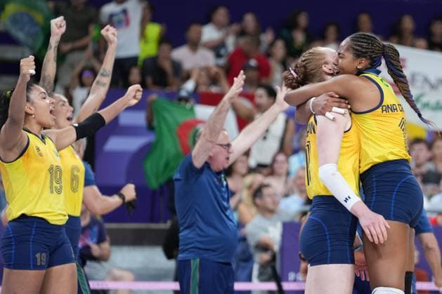 (240810) -- PARIS, Aug. 10, 2024 -- Julia Isabelle Bergmann (2nd R) of Brazil celebrates with teammate Ana Cristina Menezes Oliveira de Souza (1st R) after scoring during volleyball women s bronze medal match between Brazil and T¨¹rkiye at Paris 2024 Olympic Games, Olympische Spiele, Olympia, OS in Paris, France, on Aug. 10, 2024. ) (PARIS2024) FRANCE-PARIS-OLY-VOLLEYBALL JuxHuanzong 