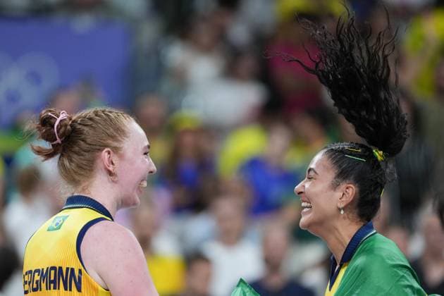 (240810) -- PARIS, Aug. 10, 2024 -- Julia Isabelle Bergmann (L) of Brazil celebrates with teammate Tainara Lemes Santos after volleyball women s bronze medal match between Brazil and T¨¹rkiye at Paris 2024 Olympic Games, Olympische Spiele, Olympia, OS in Paris, France, on Aug. 10, 2024. ) (PARIS2024) FRANCE-PARIS-OLY-VOLLEYBALL JuxHuanzong 