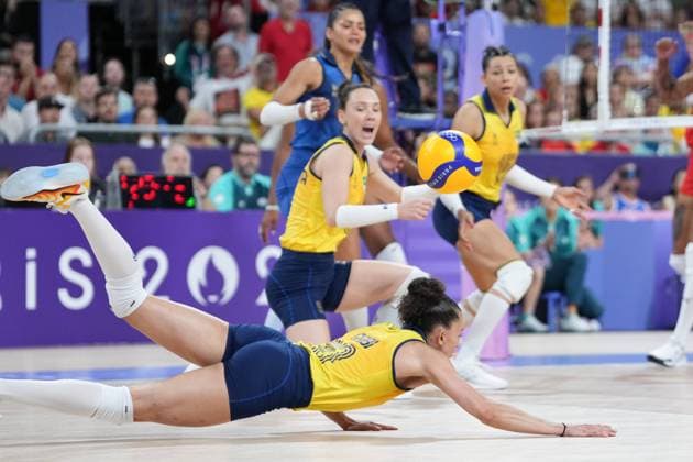 (240810) -- PARIS, Aug. 10, 2024 -- Gabriela Braga Guimaraes (front) of Brazil makes a save during volleyball women s bronze medal match between Brazil and T¨¹rkiye at Paris 2024 Olympic Games, Olympische Spiele, Olympia, OS in Paris, France, on Aug. 10, 2024. ) (PARIS2024) FRANCE-PARIS-OLY-VOLLEYBALL JuxHuanzong 