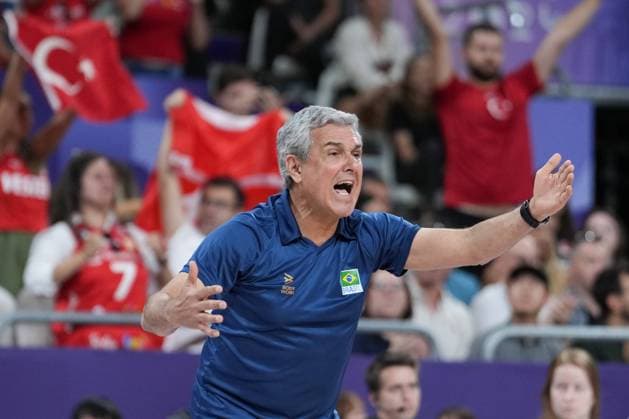 (240810) -- PARIS, Aug. 10, 2024 -- Jose Roberto Lages Guimaraes, head coach of team Brazil, gives instructions during volleyball women s bronze medal match between Brazil and T¨¹rkiye at Paris 2024 Olympic Games, Olympische Spiele, Olympia, OS in Paris, France, on Aug. 10, 2024. ) (PARIS2024) FRANCE-PARIS-OLY-VOLLEYBALL JuxHuanzong