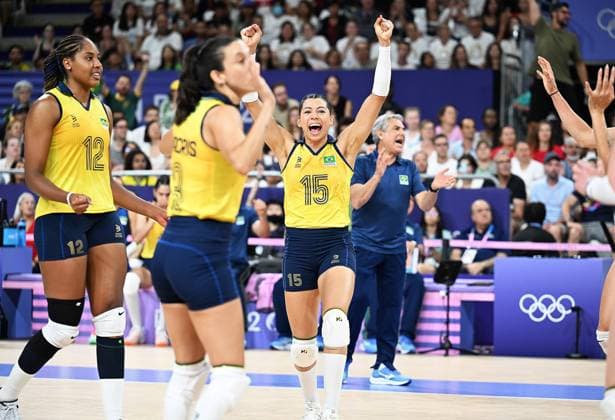 (240810) -- PARIS, Aug. 10, 2024 -- Players of Brazil celebrate after volleyball women s bronze medal match between Brazil and T¨¹rkiye at Paris 2024 Olympic Games, Olympische Spiele, Olympia, OS in Paris, France, on Aug. 10, 2024. ) (PARIS2024) FRANCE-PARIS-OLY-VOLLEYBALL LiuxDawei 
