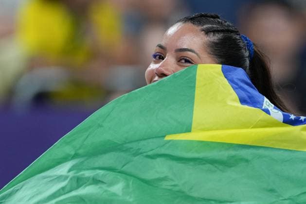 (240810) -- PARIS, Aug. 10, 2024 -- Nyeme Victoria Alexandre Costa Nunes celebrates after volleyball women s bronze medal match between Brazil and T¨¹rkiye at Paris 2024 Olympic Games, Olympische Spiele, Olympia, OS in Paris, France, on Aug. 10, 2024. ) (PARIS2024) FRANCE-PARIS-OLY-VOLLEYBALL JuxHuanzong 