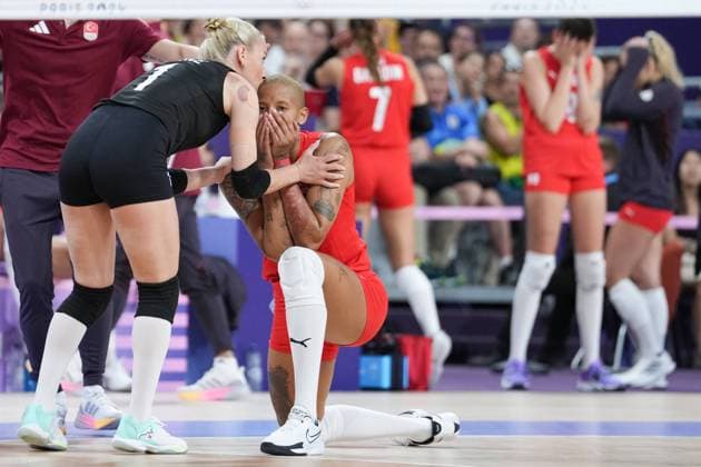 (240810) -- PARIS, Aug. 10, 2024 -- Gizem Orge (L front) of T¨¹rkiye consoles teammate Melissa Teresa Vargas during volleyball women s bronze medal match between Brazil and T¨¹rkiye at Paris 2024 Olympic Games, Olympische Spiele, Olympia, OS in Paris, France, on Aug. 10, 2024. ) (PARIS2024) FRANCE-PARIS-OLY-VOLLEYBALL JuxHuanzong 