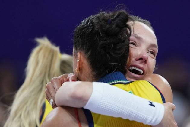 (240810) -- PARIS, Aug. 10, 2024 -- Roberta Silva Ratzke (rear) of Brazil celebrates with teammate Ana Carolina da Silva after volleyball women s bronze medal match between Brazil and T¨¹rkiye at Paris 2024 Olympic Games, Olympische Spiele, Olympia, OS in Paris, France, on Aug. 10, 2024. ) (PARIS2024) FRANCE-PARIS-OLY-VOLLEYBALL JuxHuanzong 