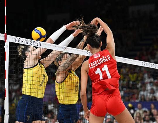 (240810) -- PARIS, Aug. 10, 2024 -- Derya Cebecioglu (R) of T¨¹rkiye drops the ball during volleyball women s bronze medal match between Brazil and T¨¹rkiye at Paris 2024 Olympic Games, Olympische Spiele, Olympia, OS in Paris, France, on Aug. 10, 2024. ) (PARIS2024) FRANCE-PARIS-OLY-VOLLEYBALL LiuxDawei 