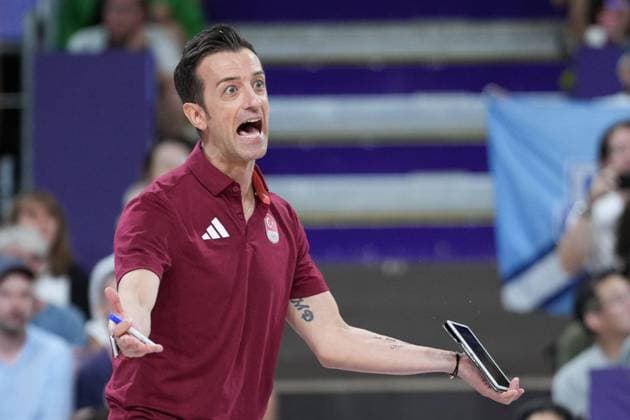 (240810) -- PARIS, Aug. 10, 2024 -- Daniele Santarelli, head coach of team T¨¹rkiye, reacts during volleyball women s bronze medal match between Brazil and T¨¹rkiye at Paris 2024 Olympic Games, Olympische Spiele, Olympia, OS in Paris, France, on Aug. 10, 2024. ) (PARIS2024) FRANCE-PARIS-OLY-VOLLEYBALL JuxHuanzong