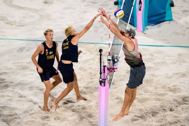 240810 Jonatan Hellvig and David Ahman of Sweden against Nils Ehlers of Germany in men s beach volleyball final between Sweden and Germany during day 15 of the Paris 2024 Olympic Games on August 10, 2024 in Paris Photo Joel Marklund BILDBYRAN kod JM LT0671 beachvolleyboll beach volleyball sandvolleyball olympic games olympics os ol olympiska spel olympiske leker paris 2024 paris os paris ol 15 bbeng final os final olympic final  Copyright: JOELxMARKLUND BB240810JM061