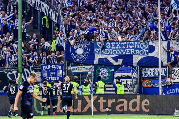 1 1 by 16 Jonjoe Kenny hidden 42 Deyovaisio Zeefuik 10 Ibrahim Maza Diego Demme 37 Toni Leistner Hertha cheer in front of the fan block Germany , Hamburg , Volksparkstadion , Football , 2 Bundesliga , Hamburger SV Hertha BSC Berlin