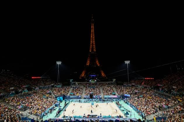 240810 General view of Eiffel Tower Stadium during men s beach volleyball final between Sweden and Germany during day 15 of the Paris 2024 Olympic Games on August 10, 2024 in Paris Photo Joel Marklund BILDBYRAN kod JM LT0671 beachvolleyboll beach volleyball sandvolleyball olympic games olympics os ol olympiska spel olympiske leker paris 2024 paris os paris ol 15 bbeng final os final olympic final arena  Copyright: JOELxMARKLUND BB240810JM065