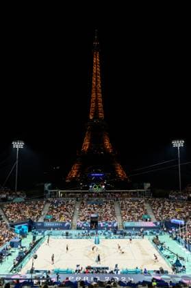 240810 General view of Eiffel Tower Stadium during men s beach volleyball final between Sweden and Germany during day 15 of the Paris 2024 Olympic Games on August 10, 2024 in Paris Photo Joel Marklund BILDBYRAN kod JM LT0671 beachvolleyboll beach volleyball sandvolleyball olympic games olympics os ol olympiska spel olympiske leker paris 2024 paris os paris ol 15 bbeng final os final olympic final arena  Copyright: JOELxMARKLUND BB240810JM067