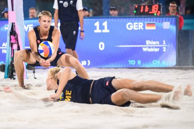 240810 Jonatan Hellvig and David Ahman of Sweden in men s beach volleyball final between Sweden and Germany during day 15 of the Paris 2024 Olympic Games on August 10, 2024 in Paris Photo Ludvig Thunman BILDBYRAN kod LT LT0671 beachvolleyboll beach volleyball sandvolleyball olympic games olympics os ol olympiska spel olympiske leker paris 2024 paris os paris ol 15 bbeng final os final olympic final  Copyright: LUDVIGxTHUNMAN BB240810LT177