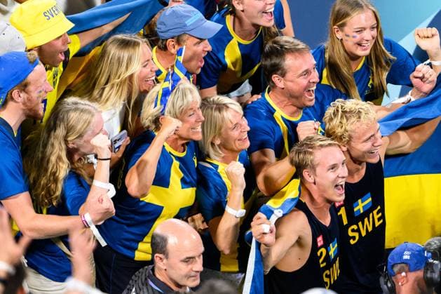 240810 Jonatan Hellvig and David Ahman of Sweden celebrate with fans after men s beach volleyball final between Sweden and Germany during day 15 of the Paris 2024 Olympic Games on August 10, 2024 in Paris Photo Joel Marklund BILDBYRAN kod JM LT0671 beachvolleyboll beach volleyball sandvolleyball olympic games olympics os ol olympiska spel olympiske leker paris 2024 paris os paris ol 15 bbeng final os final olympic final jubel publik  Copyright: JOELxMARKLUND BB240810JM080