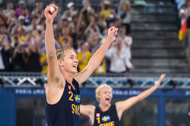 240810 Jonatan Hellvig of Sweden celebrates after men s beach volleyball final between Sweden and Germany during day 15 of the Paris 2024 Olympic Games on August 10, 2024 in Paris Photo Ludvig Thunman BILDBYRAN code LT LT0671 beach volleyball beach volleyball sand volleyball olympic games olympics os ol olympiska spel olympiske leker paris 2024 paris os paris ol 15 bbeng final os final olympic final jubel  Copyright: LUDVIGxTHUNMAN BB240810LT183