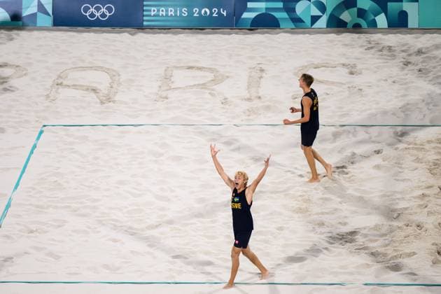 240810 David Ahman and Jonatan Hellvig of Sweden celebrate after men s beach volleyball final between Sweden and Germany during day 15 of the Paris 2024 Olympic Games on August 10, 2024 in Paris Photo Joel Marklund BILDBYRAN kod JM LT0671 beachvolleyboll beach volleyball sandvolleyball olympic games olympics os ol olympiska spel olympiske leker paris 2024 paris os paris ol 15 bbeng final os final olympic final jubel  Copyright: JOELxMARKLUND BB240810JM085