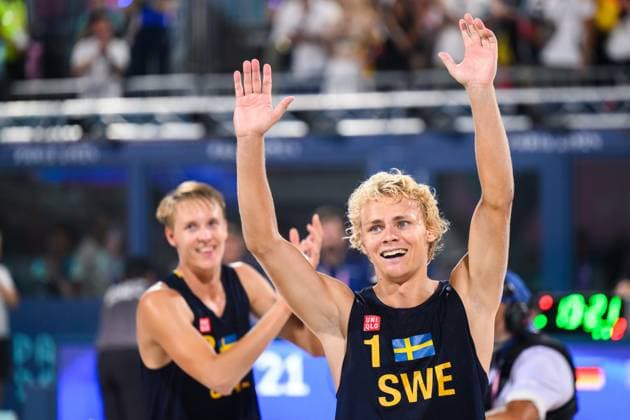 240810 David Ahman of Sweden celebrates after men s beach volleyball final between Sweden and Germany during day 15 of the Paris 2024 Olympic Games on August 10, 2024 in Paris Photo Ludvig Thunman BILDBYRAN code LT LT0671 beach volleyball beach volleyball sand volleyball olympic games olympics os ol olympiska spelen olympiske leker paris 2024 paris os paris ol 15 bbeng final os final olympic final jubel  Copyright: LUDVIGxTHUNMAN BB240810LT188
