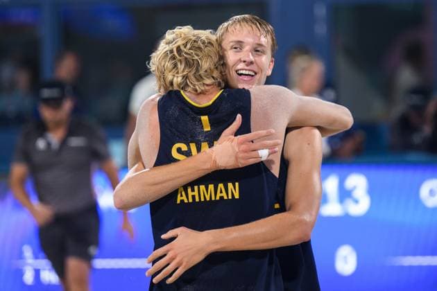240810 David Ahman and Jonatan Hellvig of Sweden celebrates after men s beach volleyball final between Sweden and Germany during day 15 of the Paris 2024 Olympic Games on August 10, 2024 in Paris Photo Ludvig Thunman BILDBYRAN kod LT LT0671 beachvolleyboll beach volleyball sandvolleyball olympic games olympics os ol olympiska spel olympiske leker paris 2024 paris os paris ol 15 bbeng final os final olympic final jubel  Copyright: LUDVIGxTHUNMAN BB240810LT191