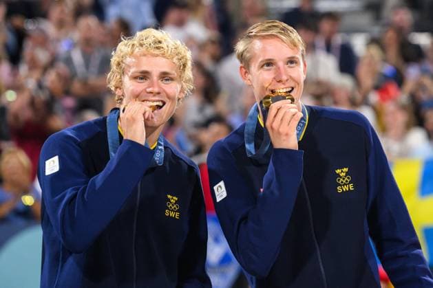 240810 David Ahman and Jonatan Hellvig of Sweden celebrate with their gold medals after men s beach volleyball final between Sweden and Germany during day 15 of the Paris 2024 Olympic Games on August 10, 2024 in Paris Photo Ludvig Thunman BILDBYRAN kod LT LT0671 beachvolleyboll beach volleyball sandvolleyball olympic games olympics os ol olympiska spel olympiske leker paris 2024 paris os paris ol 15 bbeng final os final olympic final jubel  Copyright: LUDVIGxTHUNMAN BB240810LT199