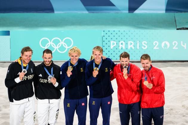 240810 Clemens Wickler and Nils Ehlers of Germany, David Ahman and Jonatan Hellvig of Sweden and Anders Mol and Christian Sorum of Norway on the podium after men s beach volleyball final between Sweden and Germany during day 15 of the Paris 2024 Olympic Games on August 10, 2024 in Paris Photo Ludvig Thunman BILDBYRAN kod LT LT0671 beachvolleyboll beach volleyball sandvolleyball olympic games olympics os ol olympiska spel olympiske leker paris 2024 paris os paris ol 15 bbeng final os final olympic final jubel  Copyright: LUDVIGxTHUNMAN BB240810LT200