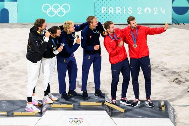 240810 Clemens Wickler and Nils Ehlers of Germany, David Ahman and Jonatan Hellvig of Sweden and Anders Mol and Christian Sorum of Norway on the podium after men s beach volleyball final between Sweden and Germany during day 15 of the Paris 2024 Olympic Games on August 10, 2024 in Paris Photo Ludvig Thunman BILDBYRAN kod LT LT0671 beachvolleyboll beach volleyball sandvolleyball olympic games olympics os ol olympiska spel olympiske leker paris 2024 paris os paris ol 15 bbeng final os final olympic final jubel  Copyright: LUDVIGxTHUNMAN BB240810LT201