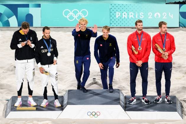 240810 Clemens Wickler and Nils Ehlers of Germany, David Ahman and Jonatan Hellvig of Sweden and Anders Mol and Christian Sorum of Norway on the podium after men s beach volleyball final between Sweden and Germany during day 15 of the Paris 2024 Olympic Games on August 10, 2024 in Paris Photo Ludvig Thunman BILDBYRAN kod LT LT0671 beachvolleyboll beach volleyball sandvolleyball olympic games olympics os ol olympiska spel olympiske leker paris 2024 paris os paris ol 15 bbeng final os final olympic final  Copyright: LUDVIGxTHUNMAN BB240810LT204