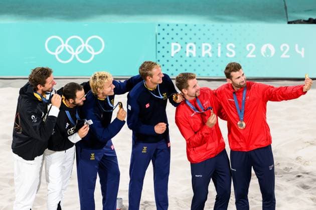 240810 Clemens Wickler and Nils Ehlers of Germany, David Ahman and Jonatan Hellvig of Sweden and Anders Mol and Christian Sorum of Norway on the podium after men s beach volleyball final between Sweden and Germany during day 15 of the Paris 2024 Olympic Games on August 10, 2024 in Paris Photo Ludvig Thunman BILDBYRAN kod LT LT0671 beachvolleyboll beach volleyball sandvolleyball olympic games olympics os ol olympiska spel olympiske leker paris 2024 paris os paris ol 15 bbeng final os final olympic final jubel  Copyright: LUDVIGxTHUNMAN BB240810LT205
