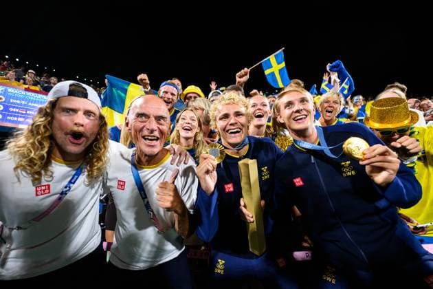 240810 David Ahman and Jonatan Hellvig celebrate with their coaches Rasmus Jonsson and Anders Kristiansson after men s beach volleyball final between Sweden and Germany during day 15 of the Paris 2024 Olympic Games on August 10, 2024 in Paris Photo Ludvig Thunman BILDBYRAN kod LT LT0671 beachvolleyboll beach volleyball sandvolleyball olympic games olympics os ol olympiska spelen olympiske leker paris 2024 paris os paris ol 15 bbeng final os final olympic final  Copyright: LUDVIGxTHUNMAN BB240810LT208