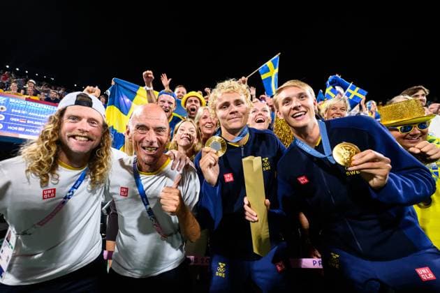 240810 David Ahman and Jonatan Hellvig celebrate with their coaches Rasmus Jonsson and Anders Kristiansson after men s beach volleyball final between Sweden and Germany during day 15 of the Paris 2024 Olympic Games on August 10, 2024 in Paris Photo Ludvig Thunman BILDBYRAN kod LT LT0671 beachvolleyboll beach volleyball sandvolleyball olympic games olympics os ol olympiska spelen olympiske leker paris 2024 paris os paris ol 15 bbeng final os final olympic final  Copyright: LUDVIGxTHUNMAN BB240810LT209