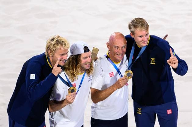240810 David Ahman and Jonatan Hellvig celebrate with their coaches Rasmus Jonsson and Anders Kristiansson after men s beach volleyball final between Sweden and Germany during day 15 of the Paris 2024 Olympic Games on August 10, 2024 in Paris Photo Joel Marklund BILDBYRAN kod JM LT0671 beachvolleyboll beach volleyball sandvolleyball olympic games olympics os ol olympiska spel olympiske leker paris 2024 paris os paris ol 15 bbeng final os final olympic final jubel  Copyright: JOELxMARKLUND BB240810JM103
