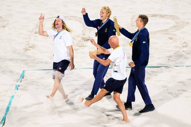 240810 David Ahman and Jonatan Hellvig celebrate with their coaches Rasmus Jonsson and Anders Kristiansson after men s beach volleyball final between Sweden and Germany during day 15 of the Paris 2024 Olympic Games on August 10, 2024 in Paris Photo Joel Marklund BILDBYRAN kod JM LT0671 beachvolleyboll beach volleyball sandvolleyball olympic games olympics os ol olympiska spel olympiske leker paris 2024 paris os paris ol 15 bbeng final os final olympic final jubel  Copyright: JOELxMARKLUND BB240810JM106