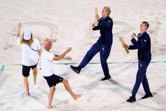 240810 David Ahman and Jonatan Hellvig celebrate with their coaches Rasmus Jonsson and Anders Kristiansson after men s beach volleyball final between Sweden and Germany during day 15 of the Paris 2024 Olympic Games on August 10, 2024 in Paris Photo Joel Marklund BILDBYRAN kod JM LT0671 beachvolleyboll beach volleyball sandvolleyball olympic games olympics os ol olympiska spel olympiske leker paris 2024 paris os paris ol 15 bbeng final os final olympic final jubel  Copyright: JOELxMARKLUND BB240810JM110
