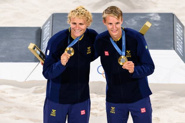 240810 David Ahman and Jonatan Hellvig celebrate with their gold medals after men s beach volleyball final between Sweden and Germany during day 15 of the Paris 2024 Olympic Games on August 10, 2024 in Paris Photo Joel Marklund BILDBYRAN kod JM LT0671 beachvolleyboll beach volleyball sandvolleyball olympic games olympics os ol olympiska spel olympiske leker paris 2024 paris os paris ol 15 bbeng final os final olympic final  Copyright: JOELxMARKLUND BB240810JM113