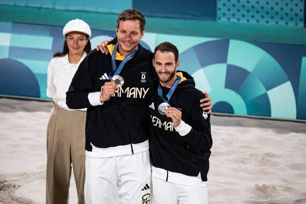 Sport Bilder des Tages Nils Ehlers and Clemens Wickler (GER) - Volleyball de plage - Beach volleyball, Beachvolleyball Men’s Beach Volleyball event, podium during the Olympic Games, Olympische Spiele, Olympia, OS Paris 2024 JO 2024 : Volleyball de plage - Jeux Olympiques 2024 - Paris2024 - Paris - 10 08 2024 DPPI Panoramic 