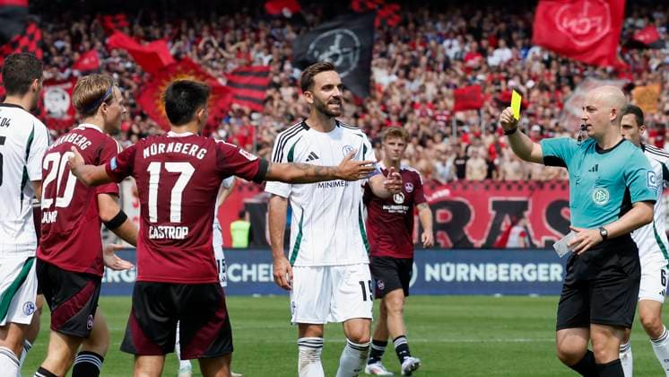 Referee Nicolas Winter re shows Caspar Jander 1 FC Nuernberg, 20 the yellow card 10 08 2024, Soccer, 2 Bundesliga, 2 Matchday, 1 FC Nuernberg FC Schalke 04, GER, Nuernberg, Max Morlock Stadion, DFL REGULATIONS PROHIBIT ANY USE OF PHOTOGRAPHS AS IMAGE SEQUENCES AND OR QUASI VIDEO Copyright: HMBxMedia xHeikoxBecker