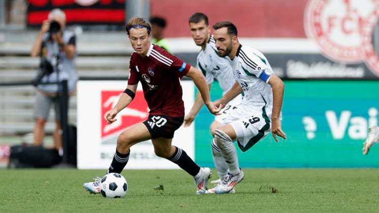 duel between Caspar Jander 1 FC Nuernberg, 20 l and Kenan Karaman Schalke, 19 10 08 2024, Soccer, 2 Bundesliga, 2 Matchday, 1 FC Nuernberg FC Schalke 04, GER, Nuernberg, Max Morlock Stadion, DFL REGULATIONS PROHIBIT ANY USE OF PHOTOGRAPHS AS IMAGE SEQUENCES AND OR QUASI VIDEO Copyright: HMBxMedia xHeikoxBecker