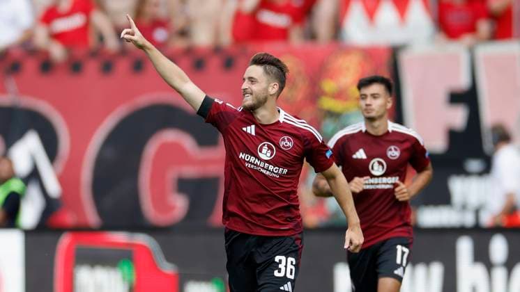 Goalscorer Lukas Schleimer 1 FC Nuernberg, 36 , cheering after his goal to 1 1, jubilant, cheering, cheering, emotions, 10 08 2024, Football, 2 Bundesliga, 2 Matchday, 1 FC Nuernberg FC Schalke 04, GER, Nuernberg, Max Morlock Stadium, DFL REGULATIONS PROHIBIT ANY USE OF PHOTOGRAPHS AS IMAGE SEQUENCES AND OR QUASI VIDEO Copyright: HMBxMedia xHeikoxBecker