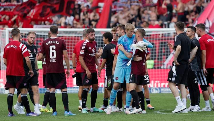 FCN players celebrate the victory over Schalke 10 08 2024, Football, 2 Bundesliga, 2 Matchday, 1 FC Nuernberg FC Schalke 04, GER, Nuernberg, Max Morlock Stadion, DFL REGULATIONS PROHIBIT ANY USE OF PHOTOGRAPHS AS IMAGE SEQUENCES AND OR QUASI VIDEO Copyright: HMBxMedia xHeikoxBecker