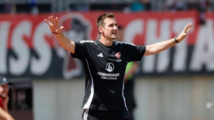 Coach Miroslav Klose 1 FC Nuernberg , gives instructions, gesticulates, gesticulate with arms gives instructions, gesticulate, gesticolando, emotions 10 08 2024, Football, 2 Bundesliga, 2 Matchday, 1 FC Nuernberg FC Schalke 04, GER, Nuernberg, Max Morlock Stadion, DFL REGULATIONS PROHIBIT ANY USE OF PHOTOGRAPHS AS IMAGE SEQUENCES AND OR QUASI VIDEO Copyright: HMBxMedia xHeikoxBecker